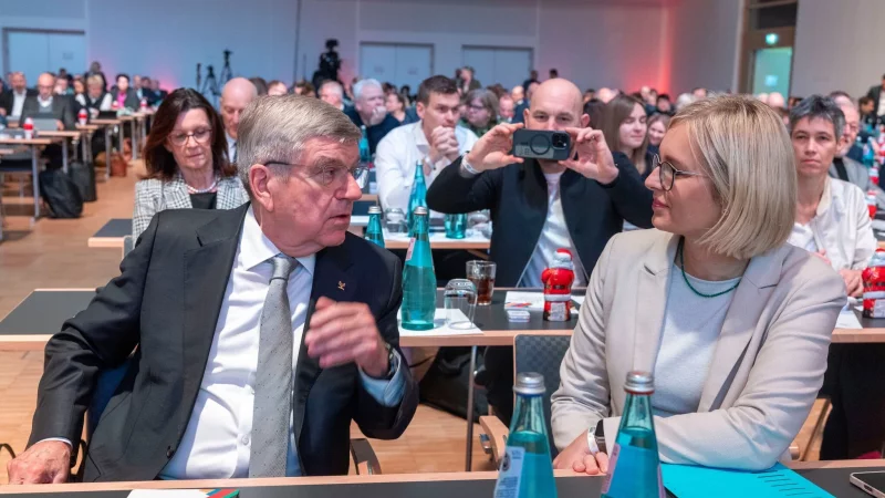 Sport-Staatsministerin Christiane Schenderlein (CDU, r) hat angekündigt, dass man sich bei der Vergabe von Fördermitteln an die Sportverbände neu aufstellen wird. - © Helmut Fricke/dpa