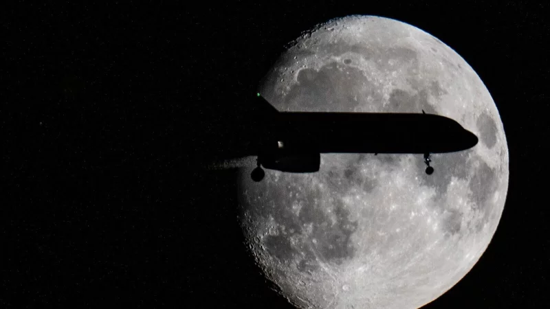 Ein paar Stunden im Flieger - und pl&ouml;tzlich ist wieder 2025: Auf einigen Linienfl&uuml;gen erlebt man genau das. - &copy; Boris Roessler/dpa