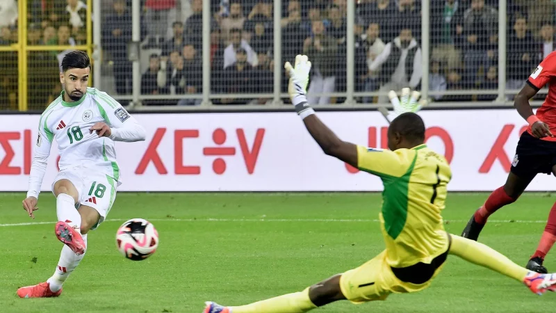 Half Algerien entscheidend mit in der WM-Qualifikation: der Wolfsburger Mohamed Amoura (Archivbild) - © Fateh Guidoum/AP/dpa