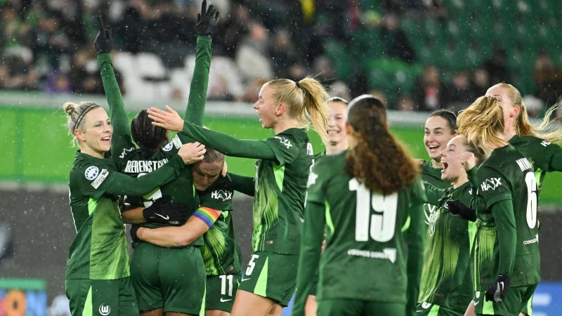 Wolfsburger Jubel in der Champions League. Im Mittelpunkt: Torsch&uuml;tzin Lineth Beerensteyn. - &copy; Swen Pf&ouml;rtner/dpa
