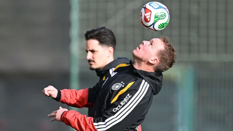 Bundestrainer Nagelsmann jongliert vor dem Training mit einem Ball. - &copy; David Inderlied/dpa