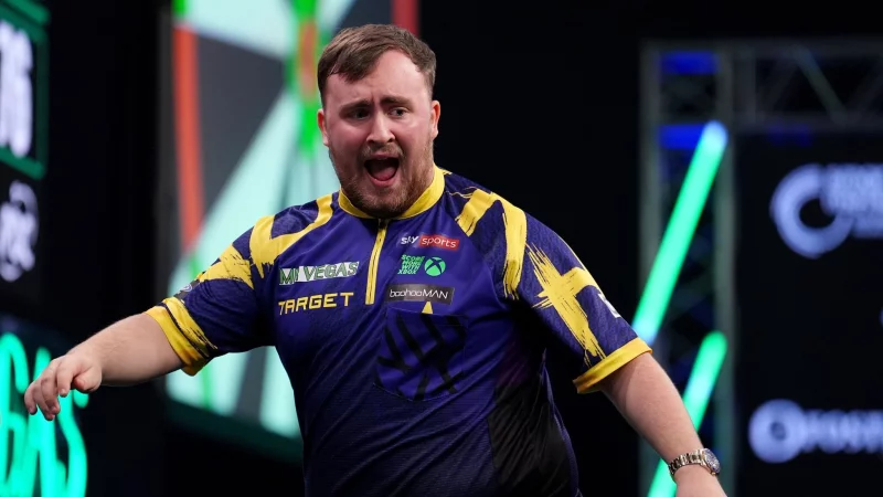 F&uuml;hrt die Darts-Weltrangliste erstmals an: Luke Littler. - &copy; Martin Rickett/PA Wire/dpa