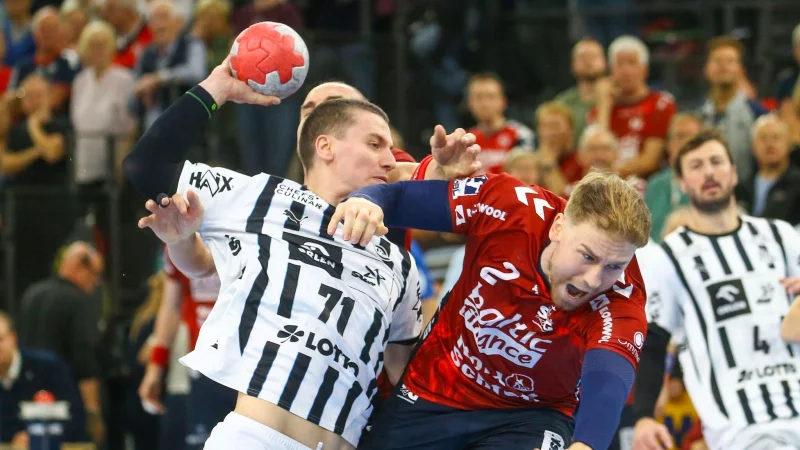 Elias Ellefsen á Skipagøtu (THW Kiel) im Zweikampf mit Simon Pytlick (SG Flensburg-Handewitt). - © Michael Hundt/dpa