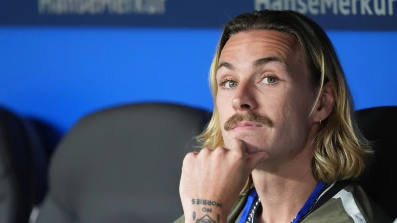 Derzeit nur als Zuschauer bei Spielen seines FC St. Pauli dabei: Kapitän Jackson Irvine. - © Marcus Brandt/dpa