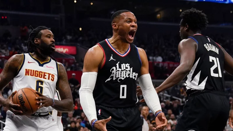 Hat offenbar einen neuen Arbeitgeber in der NBA gefunden: Russell Westbrook (m) - © Ryan Sun/AP/dpa