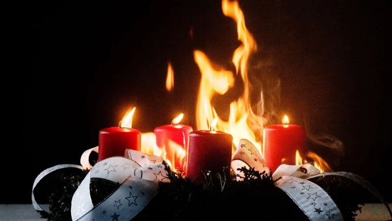 Passiert schneller, als man denkt: Damit nur die Kerzen brennen, nicht aber der ganze Adventskranz, sollte man auf ein paar Dinge achten. - © Markus Scholz/dpa-tmn