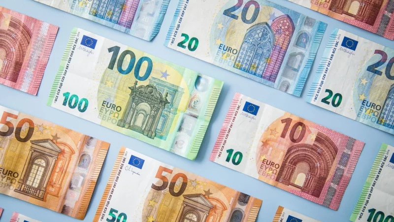 Bar Erspartes bei der Geldanlage splitten oder am St&uuml;ck investieren? Das h&auml;ngt ganz vom jeweiligen Anlagehorizont ab. - &copy; Christin Klose/dpa-tmn