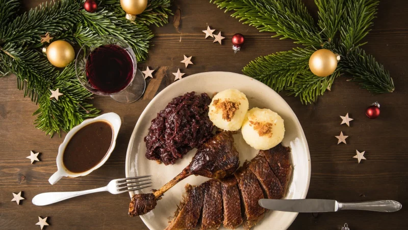 Tradition bleibt Trumpf: Geflügel steht an Weihnachten ganz oben auf dem Speiseplan. - © Christin Klose/dpa-tmn