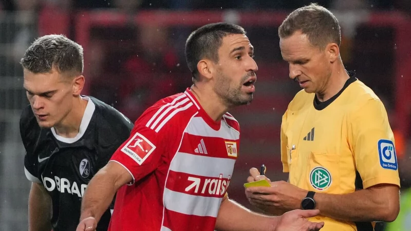 Rani Khedria kann eine Entscheidung von Schiedsrichter Storks nicht verstehen. - &copy; Soeren Stache/dpa