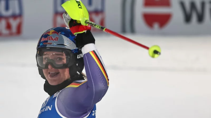 Emma Aicher jubelt nach ihrem Podestplatz beim Weltcup-Slalom von Levi. (Archivfoto) - &copy; Marco Trovati/AP/dpa