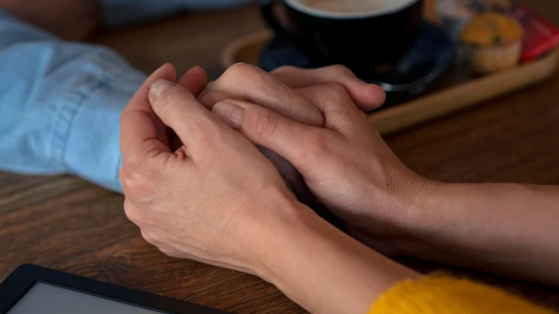 Das offene Gespräch mit Angehörigen hilft beim gemeinsamen Überwinden von Ängsten. - © Joseffson/Westend61/dpa-tmn