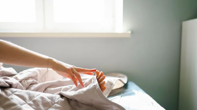 Einmal gut strecken! Im Normalfall erledigt sich das Problem eingeschlafener H&auml;nde oder F&uuml;&szlig;e dadurch. - &copy; Vyacheslav Chistyakov/Westend61/dpa-tmn