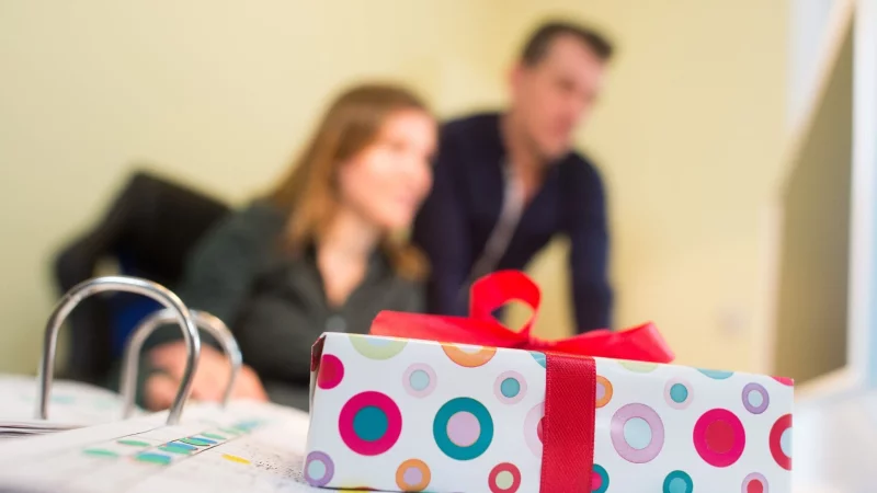 Geschenke vom Arbeitgeber dürfen grundsätzlich angenommen werden - solange das Wertlimit bei 50 Euro pro Monat liegt. - © Klaus-Dietmar Gabbert/dpa-tmn