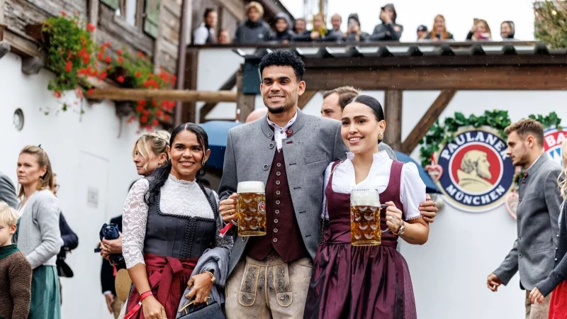 Neu-Stürmer Luis Díaz kann sich auf dem Oktoberfest feiern lassen. - © Matthias Balk/dpa