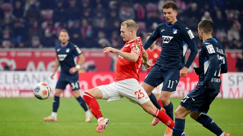 Hanche-Olsen köpfte ins eigene Tor. - © Torsten Silz/dpa