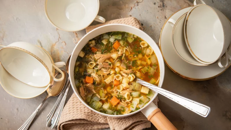 Eine warme Hühnersuppe gibt bei Erkältungen die nötige Energie. - © Christin Klose/dpa-tmn