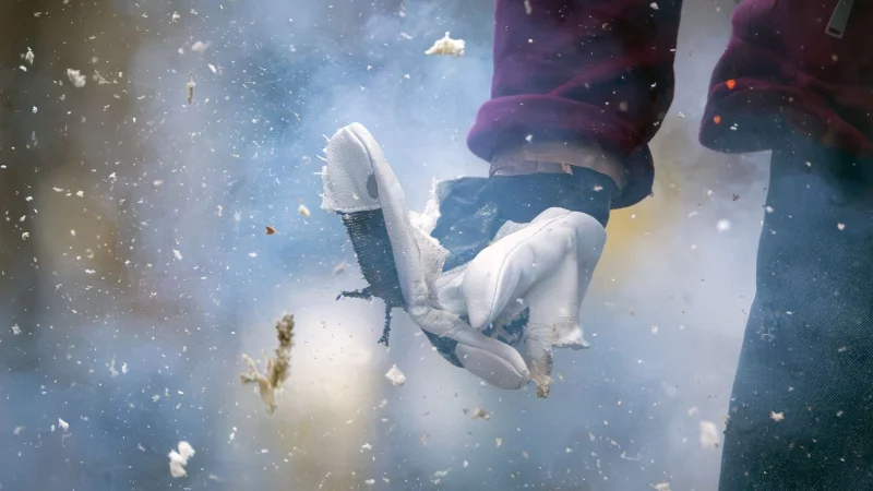 Mit voller Wucht: Gerade illegale B&ouml;ller k&ouml;nnen viel st&auml;rker explodieren als erwartet - wie hier w&auml;hrend einer Vorf&uuml;hrung der Berliner Feuerwehr an einer Puppe. - &copy; Soeren Stache/dpa/dpa-tmn