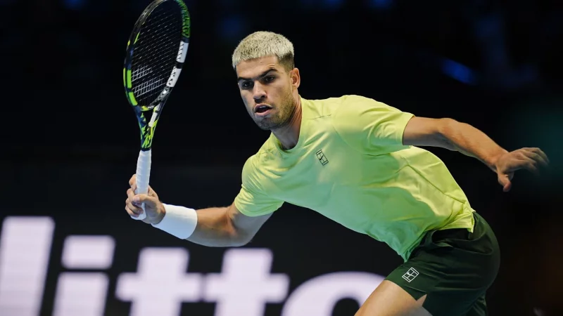 Carlos Alcaraz gewinnt sein Auftaktmatch bei den ATP Finals. - &copy; Marco Alpozzi/LaPresse via ZUMA Press/dpa