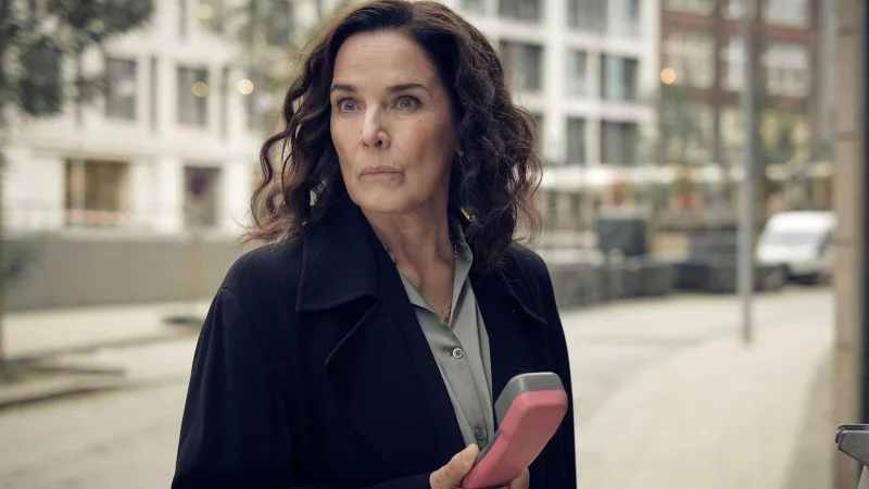 Anna Conti (D&eacute;sir&eacute;e Nosbusch) versucht an der Telefonzelle zu rekonstruieren, was der anonymen Anruferin widerfahren ist. - &copy; Peter Drittenpreis/ZDF/Arte/dpa