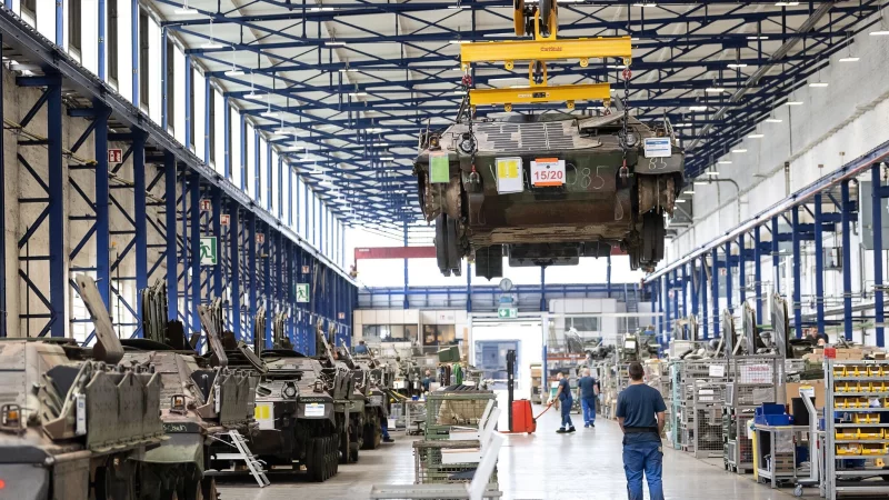 Auch wenn die R&uuml;stungsindustrie in gr&ouml;&szlig;erem Umfang neue Arbeitspl&auml;tze schafft, wird dieser Zuwachs die prognostizierten Verluste von 130.000 bis 170.000 Arbeitspl&auml;tzen in der Automobilindustrie nicht abfedern k&ouml;nnen. - &copy; Swen Pf&ouml;rtner/dpa/dpa-tmn