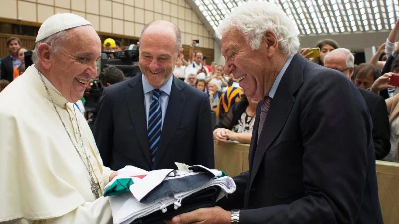 Tennis-Legende Nicola Pietrangeli (r) im Jahr 2015 mit Papst Franziskus (l). - © picture alliance / dpa