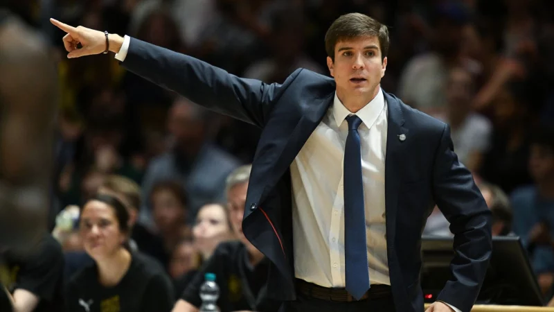 Alba-Trainer Pedro Calles darf sich über das Weiterkommen im Pokal freuen - © Swen Pförtner/dpa