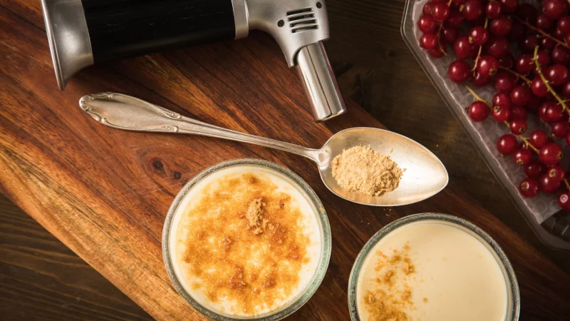 F&uuml;r eine Cr&egrave;me br&ucirc;l&eacute;e ist der Flambierbrenner ein Muss. Nur so erzeilt man eine sch&ouml;ne goldbraune und krachend-knusprige Karamellschicht. - &copy; Christin Klose/dpa-tmn