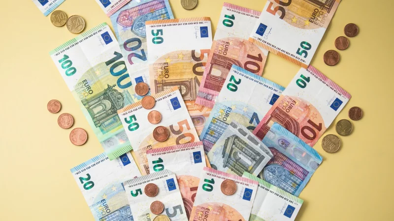 Regelm&auml;&szlig;ig mehr Geld? In vielen F&auml;llen m&uuml;ssen Besch&auml;ftigte daf&uuml;r eigenst&auml;ndig mit dem Arbeitgeber verhandeln. - &copy; Christin Klose/dpa-tmn