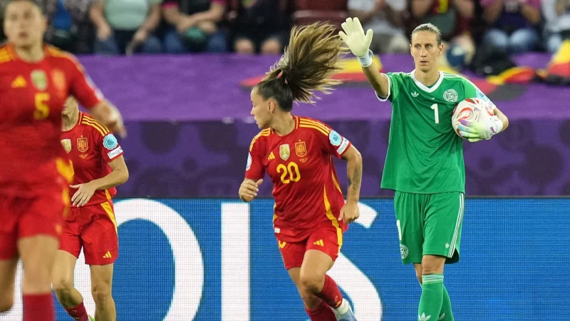 Wie im EM-Halbfinale d&uuml;rfte Ann-Katrin Berger wieder das deutsche Tor gegen Spanien h&uuml;ten. - &copy; Alessandra Tarantino/AP/dpa