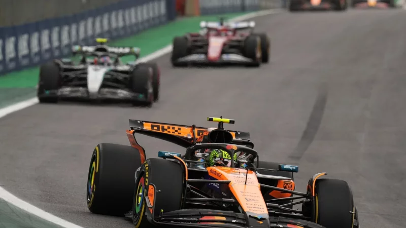 Lando Norris an der Spitze des Feldes in Brasilien. - © Andre Penner/AP/dpa