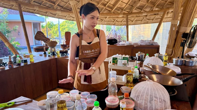 Kursleiterin Alice erl&auml;utert die verschiedenen Zutaten f&uuml;r die typischen thail&auml;ndischen Gerichte. - &copy; Carola Frentzen/dpa-tmn