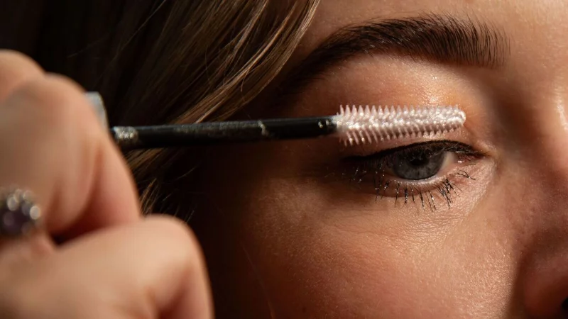 Von dezent schimmernden Spitzen bis zum glamourösen Party-Look: Richtig aufgetragen sorgt Glitzer-Mascara für festliche Akzente. - © Christin Klose/dpa-tmn