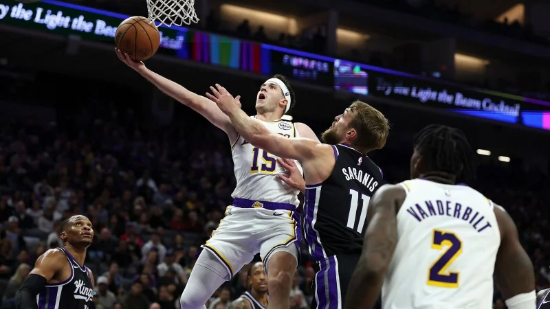 Ohne LeBron James und Luka Doncic lief bei den Lakers alles &uuml;ber Austin Reaves (Mitte). - &copy; Sara Nevis/AP/dpa