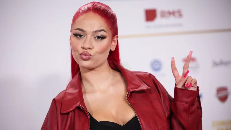 Rapperin Badm&oacute;mzjay erh&auml;lt eine Auszeichnung des Magazins &laquo;Glamour&raquo; (Archivbild). - &copy; Christian Charisius/dpa