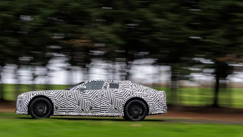 Getarnte Raubkatze: Jaguar will das Conceptcar Type 00 in Serie bauen. - &copy; Nick Dimbleby/Jaguar/dpa-tmn