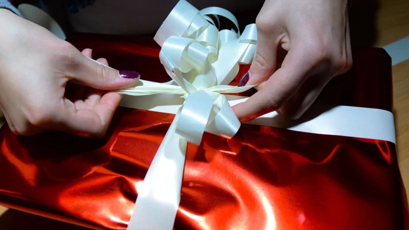 No, no, no statt Ho-ho-ho: Erscheint der Inhalt von verpackten Geschenken am Flughafen verdächtig, müssen sie gegebenenfalls geöffnet werden. - © Peter Steffen/dpa/dpa-tmn