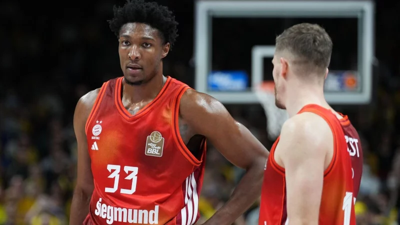 Die Bayern gewinnen auch dank Andreas Obst (r) in Oldenburg. (Archivbild) - &copy; Soeren Stache/dpa