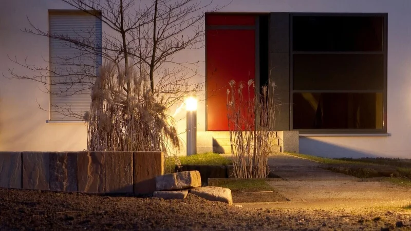 K&uuml;nstliches Licht am Haus sorgt f&uuml;r Sicherheit, ver&auml;ndert aber den n&auml;chtlichen Lebensraum vieler Tiere. - &copy; Kai Remmers/dpa-tmn