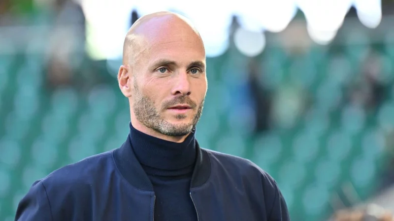 Muss sich nach der vierten Niederlage nacheinander Gedanken machen: Wolfsburgs Trainer Paul Simonis - © Swen Pförtner/dpa