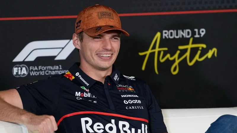 Gute Laune beim viermaligen Weltmeister Max Verstappen. - © John Locher/AP/dpa