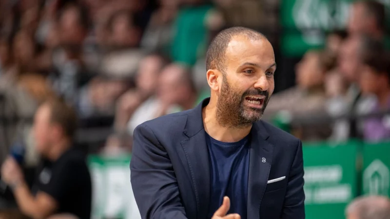 T.J. Parker vertrat erneut den erkrankten Gordon Herbert als Bayern-Coach. - &copy; Harald Tittel/dpa