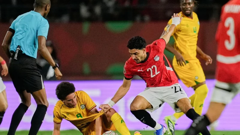 &Auml;gyptens Omar Marmoush (r) traf zum 1:1. - &copy; Mosa\\\'ab Elshamy/AP/dpa