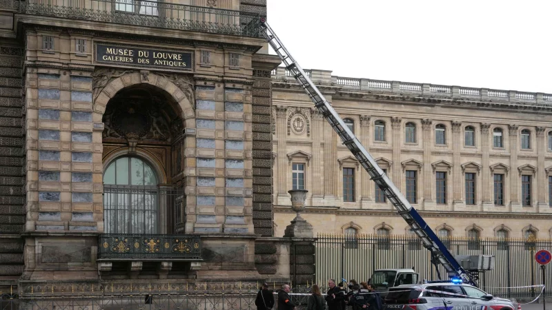 Auf das Pariser Museum Louvre ist ein Raubüberfall verübt worden. (Archivbild) - © Dimitar Dilkoff/AFP/dpa