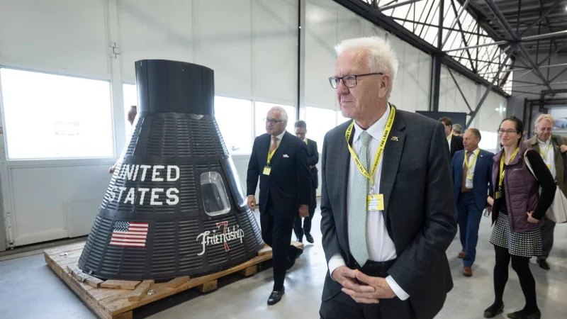 Auf seiner letzten Dienstreise tauchte der Regierungschef auch in die Weltraumforschung ein. - &copy; Marijan Murat/dpa