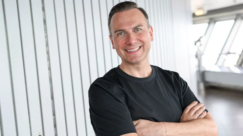 Arbeitet bis zu 16 Stunden am Tag: Sternekoch Tim Raue. (Archivbild) - © Jens Kalaene/dpa