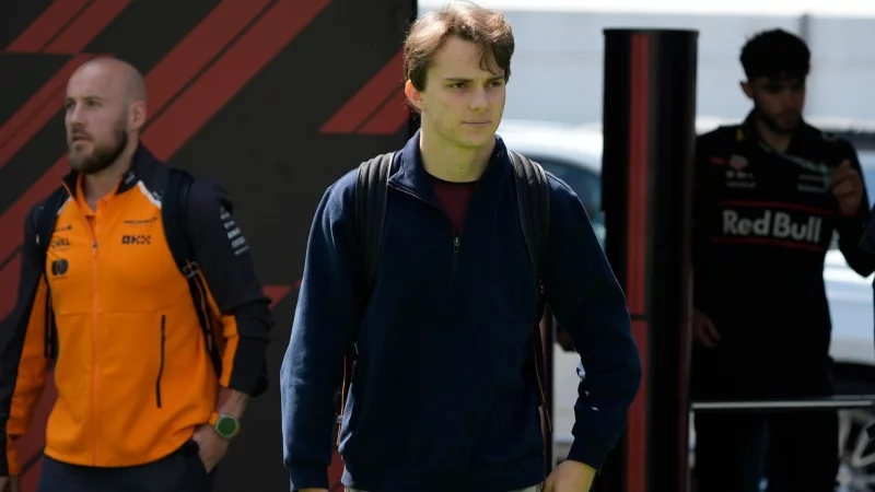 WM-Spitzenreiter Oscar Piastri will sich nicht vom wiedererstarkten Max Verstappen ablenken lassen. - © Fernando Llano/AP/dpa