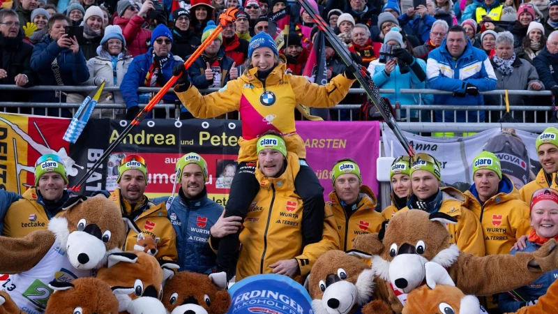 Franziska Preuß (hinten Mitte) genießt oft die Kulisse von tausenden Fans in den Biathlon-Stadien. (Archivbild) - © Sven Hoppe/dpa