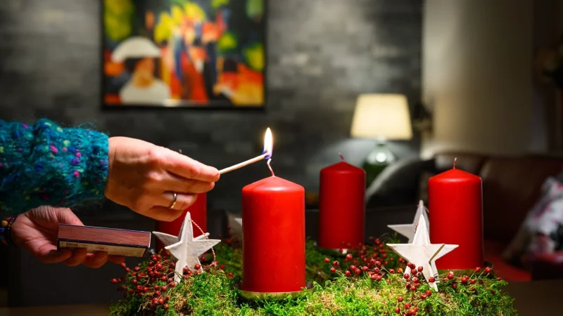 Advent, Advent, ein Lichtlein brennt: Regelmäßiges Besprühen mit Wasser und das Übernachten auf dem Balkon helfen, den Adventskranz länger frisch und weniger entflammbar zu halten. - © Patrick Pleul/dpa/dpa-tmn