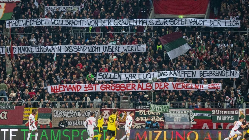 Die Augsburger Fans &uuml;ben auf Spruchb&auml;ndern Kritik am Weg der Vereinsf&uuml;hrung mit Sandro Wagner. - &copy; David Inderlied/Kirchner-Media/dpa