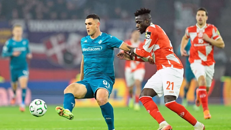 Der Mainzer Danny da Costa (r) leitete mit seinem Fehlpass die F&uuml;hrung von Florenz ein. - &copy; Uwe Anspach/dpa